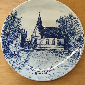 Kapel Ten  Eikenen porceleine schotel